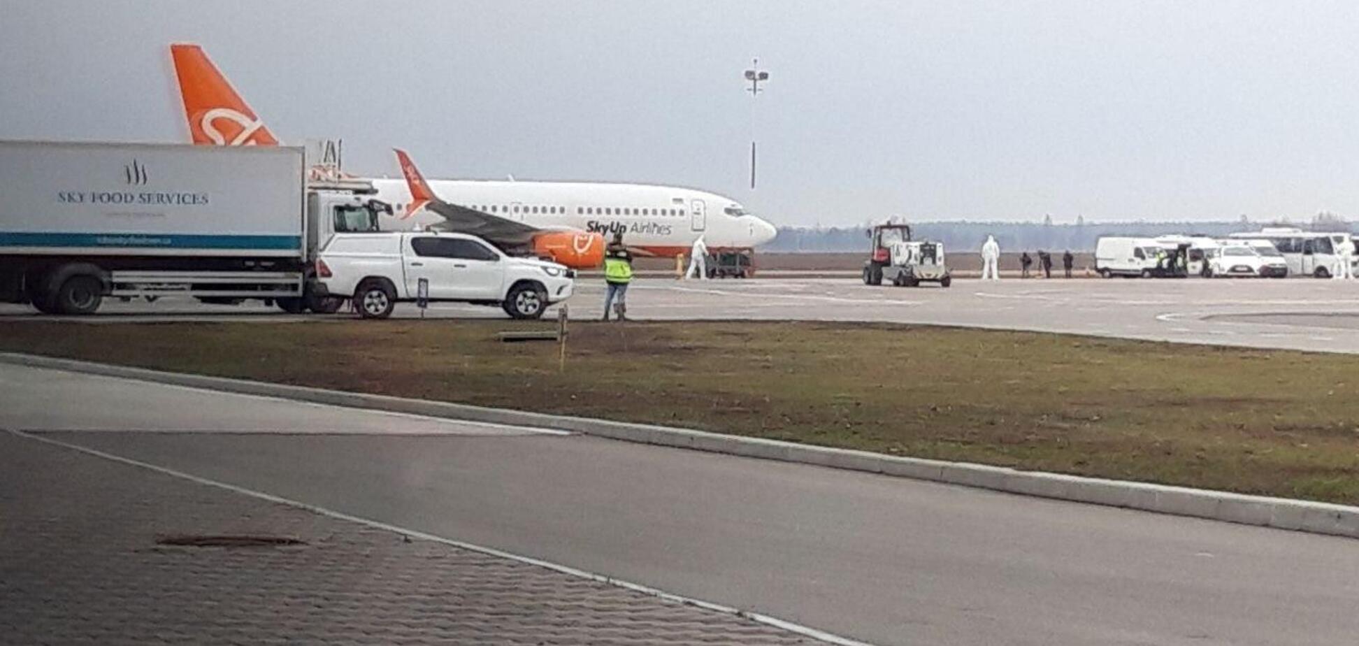 Самолет из Уханя прилетел в Харьков