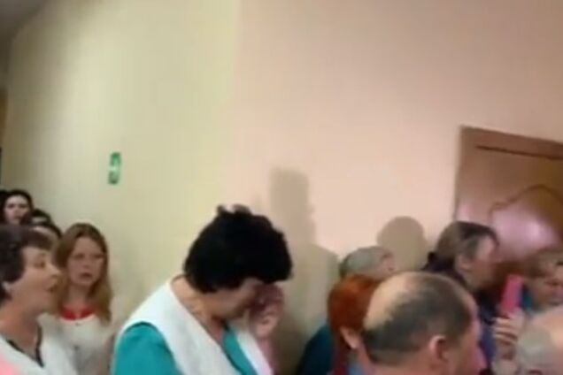 Евакуація з Уханя: на Львівщині зраділи, що до них не привезуть українців із Китаю, і заспівали гімн. Відео