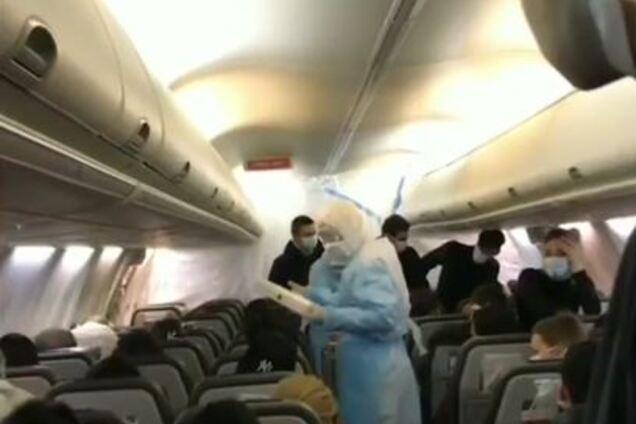 Появилось видео из самолета с эвакуированными из Уханя украинцами