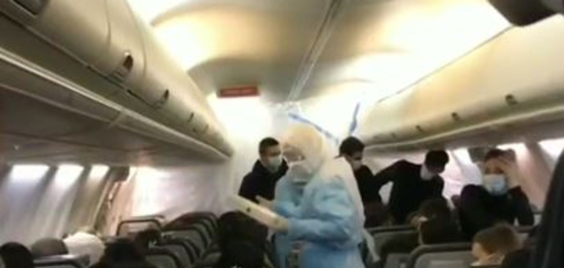 Появилось видео из самолета с эвакуированными из Уханя украинцами