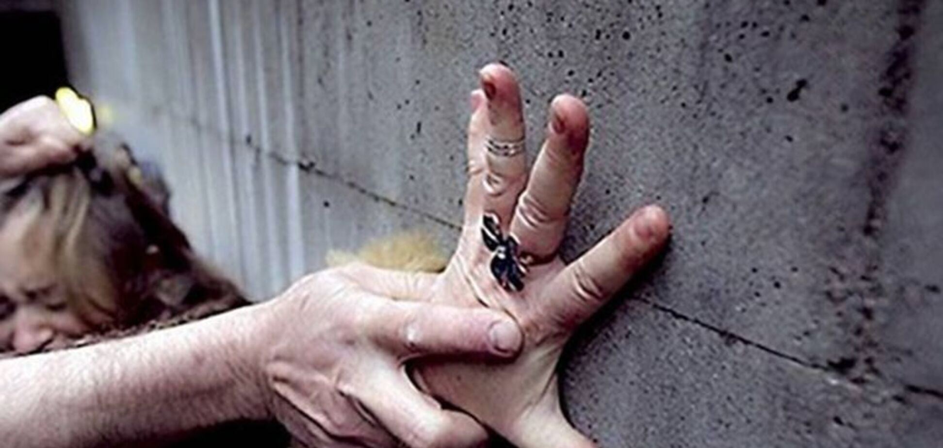 Напівгола і в крові: в Дніпрі жорстоко побили дівчинку-підлітка