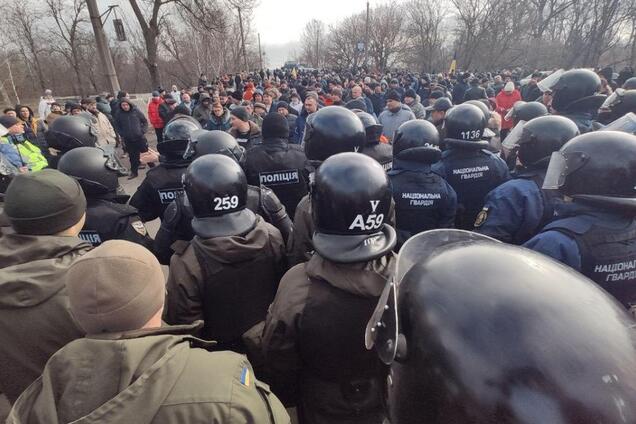 Українці поливають один одного брудом і посилають в генітальні далі