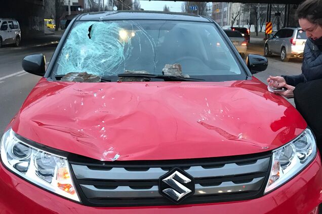 В Киеве кусок Дегтяревского моста упал на машину