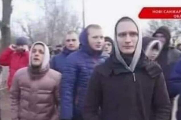 У Нові Санжари на протести звезли людей з іншої області. Журналіст показав докази