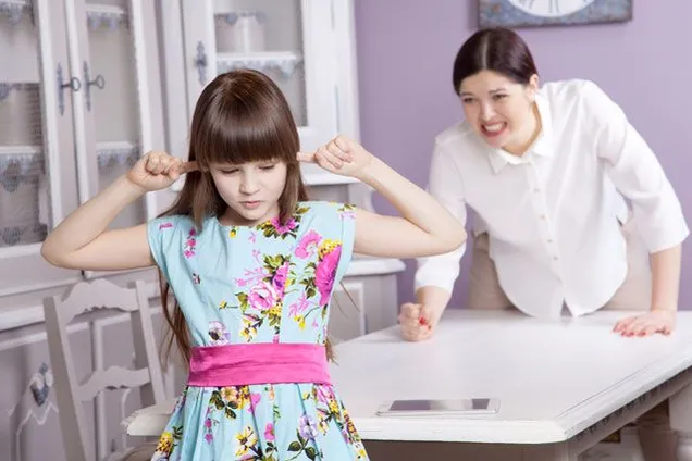 Мама кричит