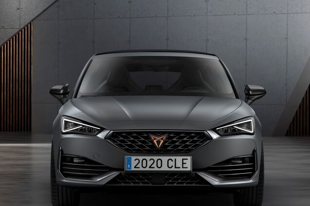 SEAT похвастал мощным гибридным хэтчбеком