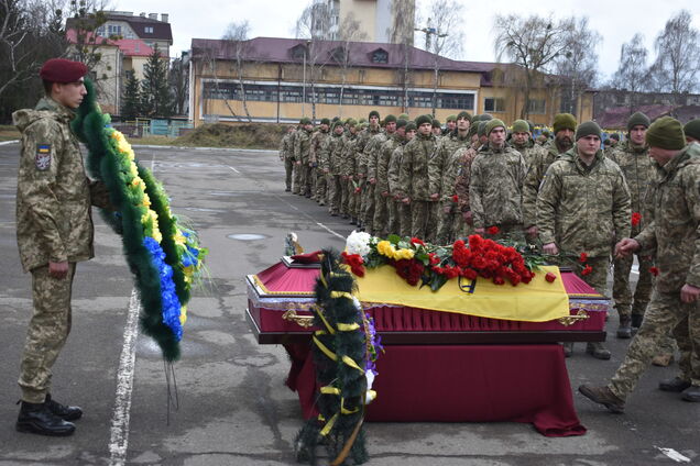 Поховали через 5 років: у Львові попрощалися з убитим на Донбасі Героєм