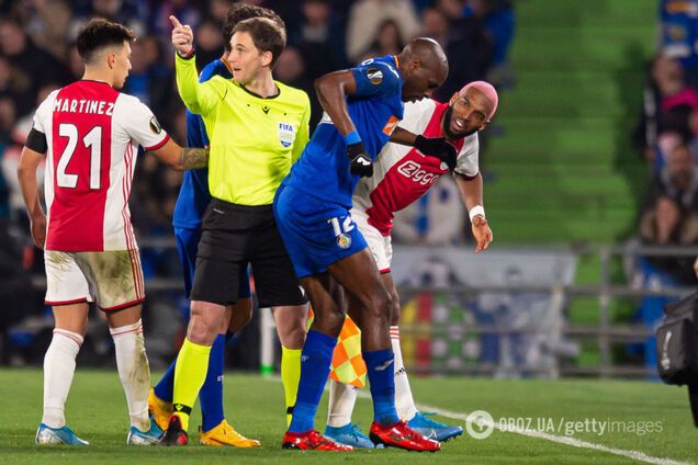 Райан Бабель насмехается над Алланом Ньомом в матче Лиги Европы