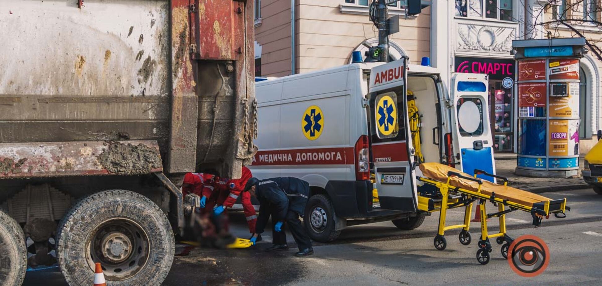 У центрі Дніпра вантажівка переїхала чоловіка: моторошне відео 18+