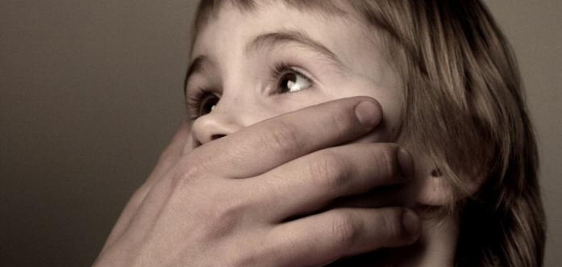 В Черкасской области отчим насиловал несовершеннолетнюю падчерицу: девушка молчала более года