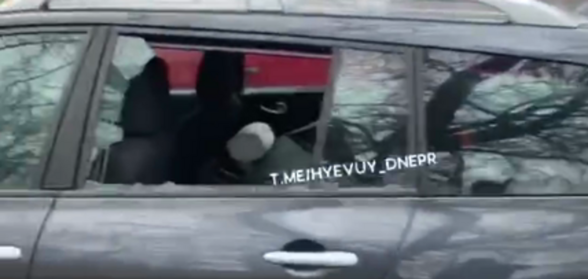 У Дніпрі пройшла хвиля автомобільних пограбувань. Відео