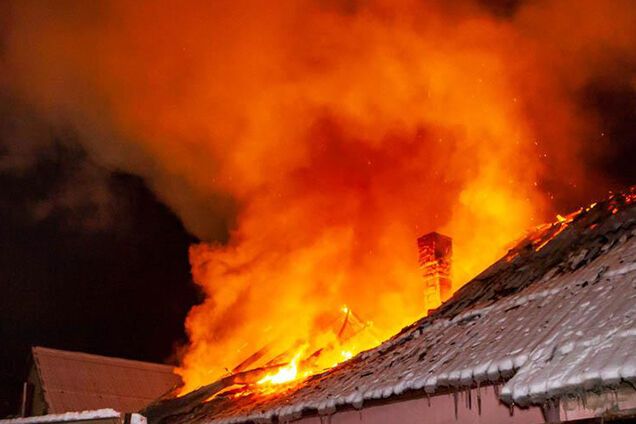 В Днепре на территории частного сектора произошел крупный пожар. Видео