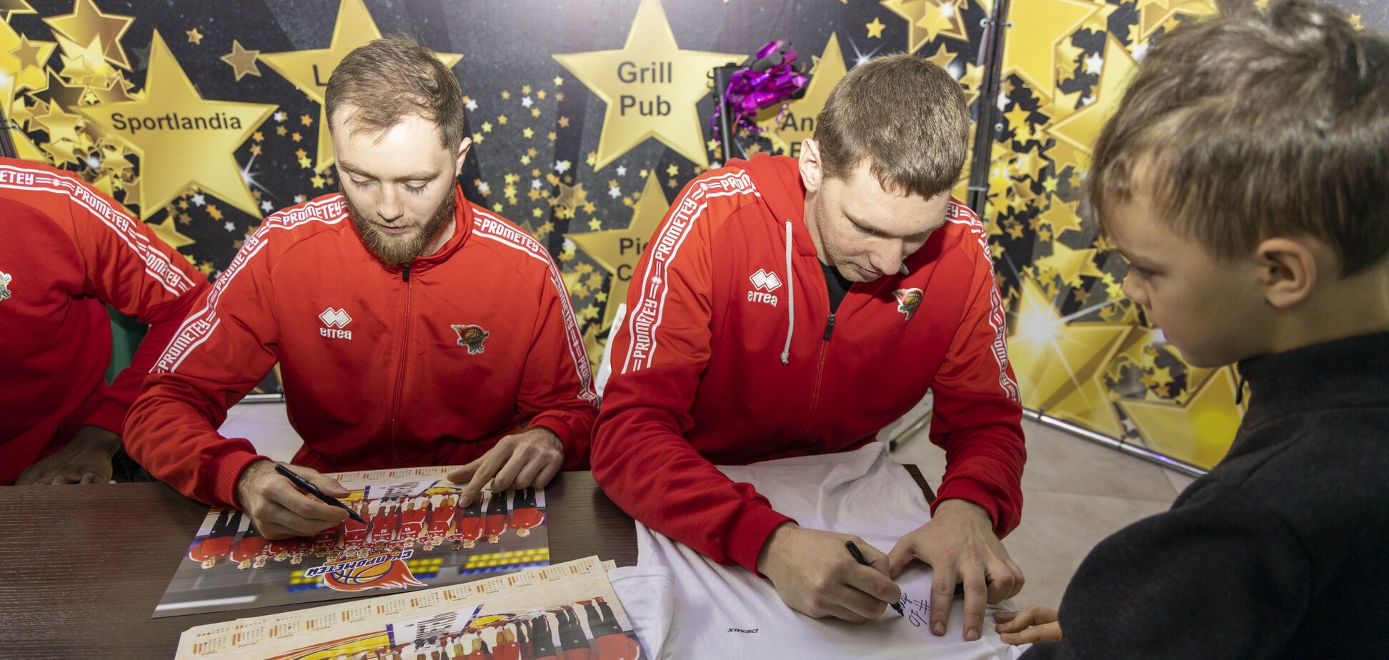 Звездные баскетболисты СК 'Прометей' делились автографами с болельщиками