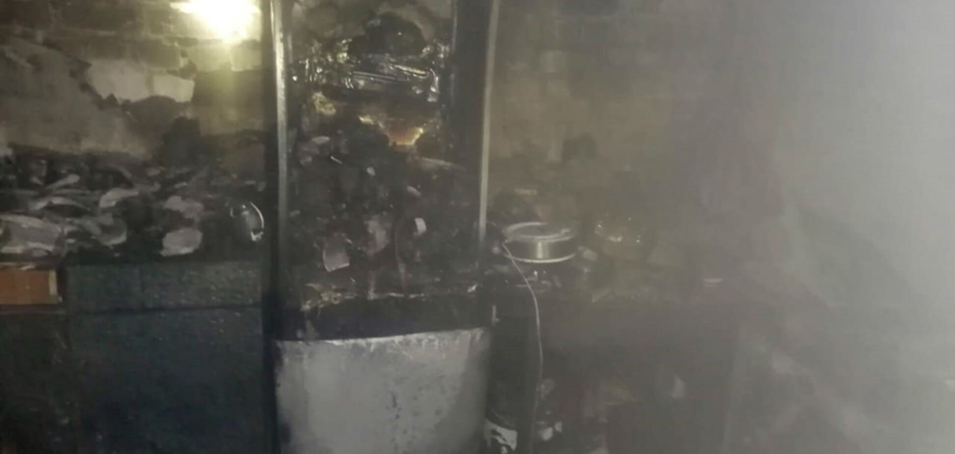 Под Днепром спасатели выносили детей из горящего общежития. Фото