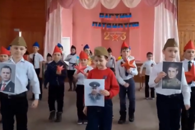 Детей в "ДНР" заставили маршировать с портретами "Гиви": появилось видео