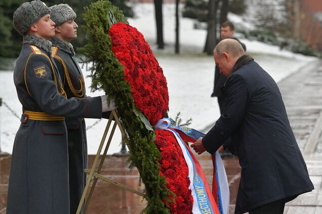 Путін нарвався на гнів росіян через вінок на Могилі Невідомого солдата