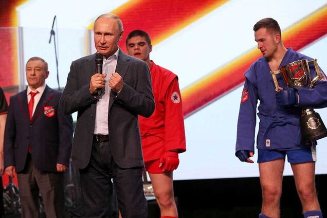 "Трутся гениталиями": Путина высмеяли в сети за новый "национальный вид спорта России"