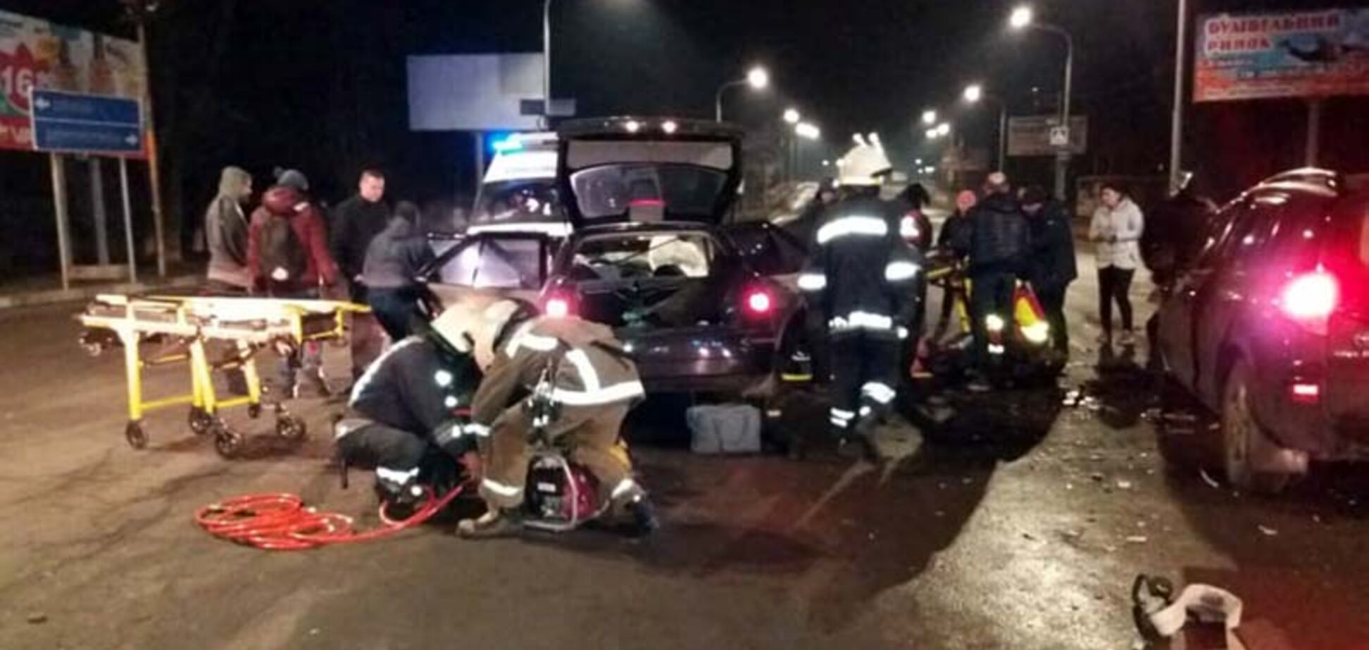 На Днепропетровщине в жуткой аварии пострадало 5 человек: водителя вырезали спасатели