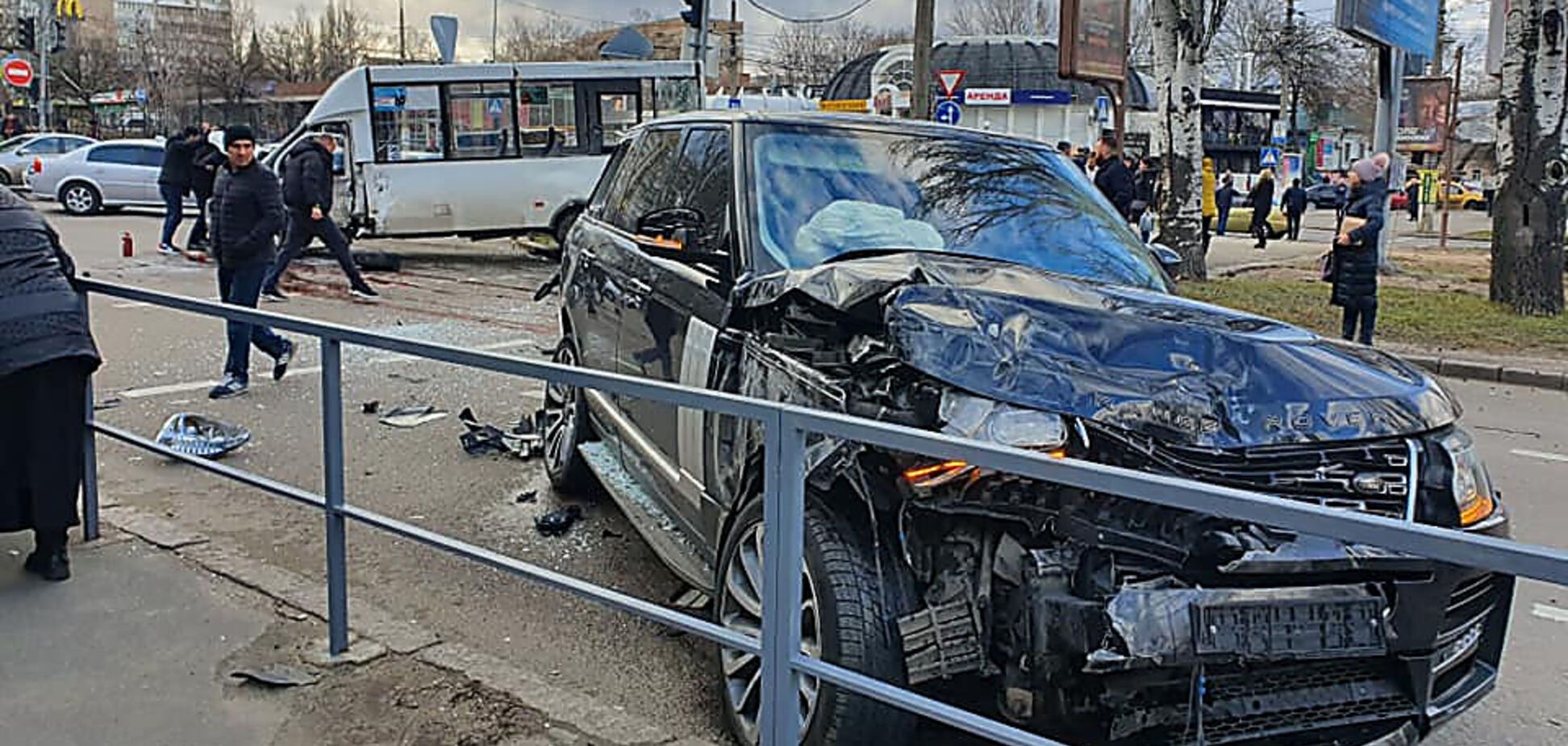 У Миколаєві позашляховик зніс маршрутку з пасажирами: смертельна ДТП потрапила на відео