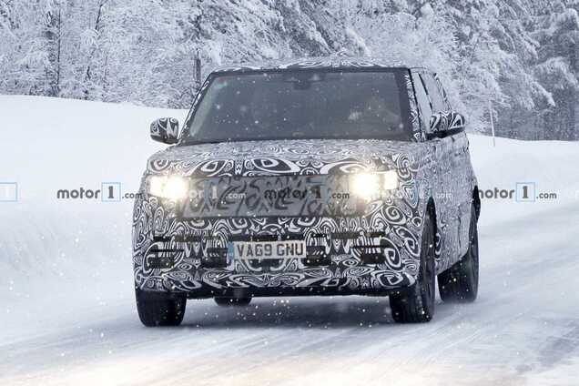 Электромобиль и гибрид: в объективы попал Range Rover 2022