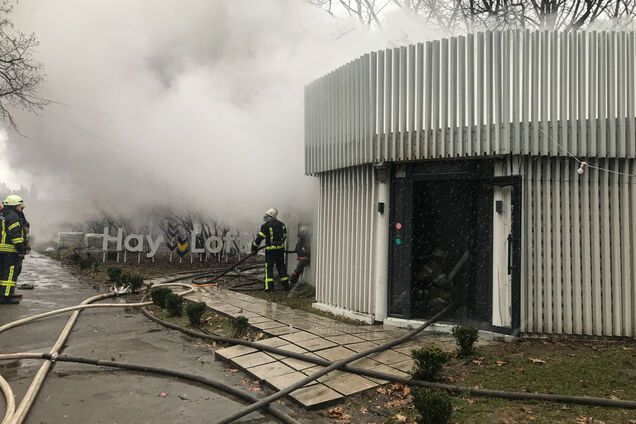 В Киеве вспыхнул масштабный пожар в ресторане. Фото и видео с места