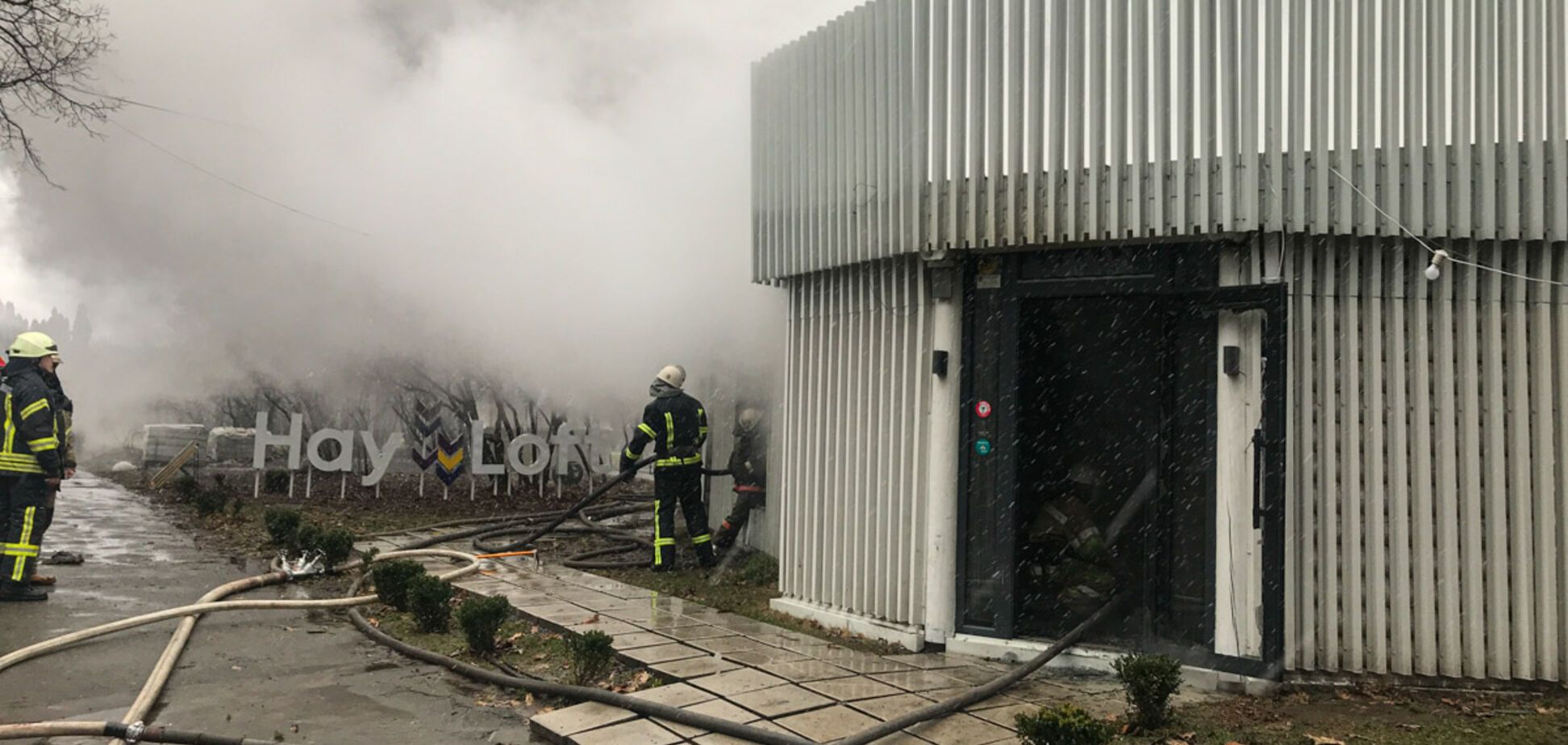 В Киеве вспыхнул масштабный пожар в ресторане