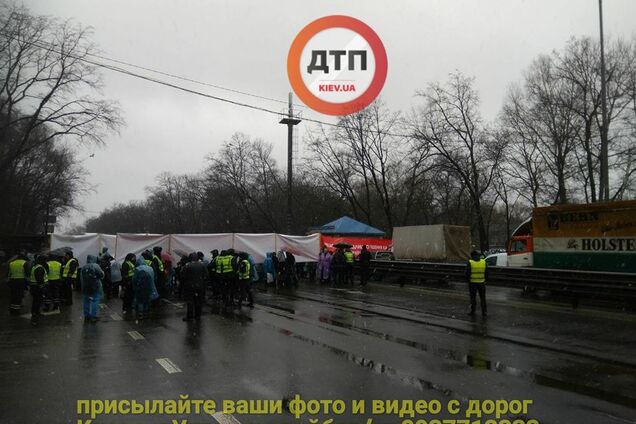Под Киевом митингующие перекрыли дорогу