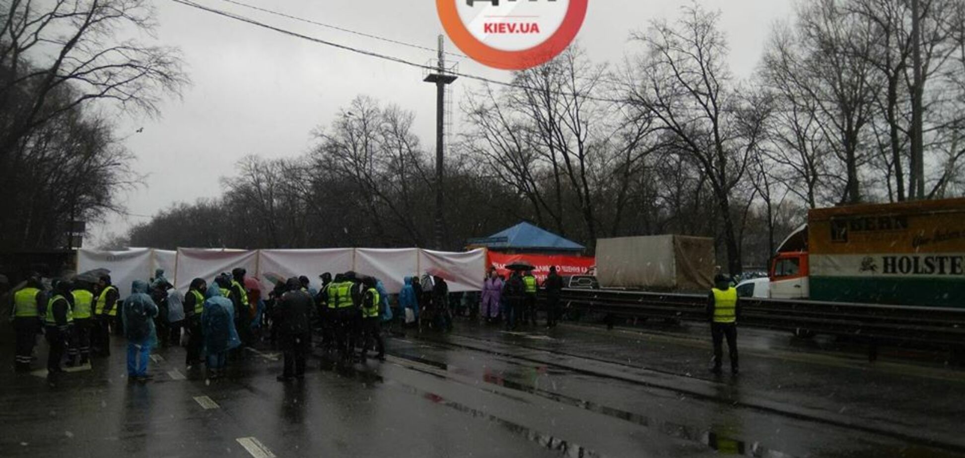 Під Києвом мітингувальники перекрили дорогу