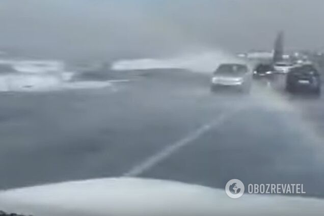 В Одесі лиман ледь не змив Об'їзну дорогу: відео стихії потрапило в мережу