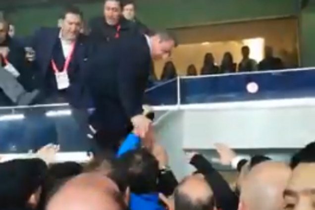 Президент 'Фенербахче' лізе в натовп фанатів