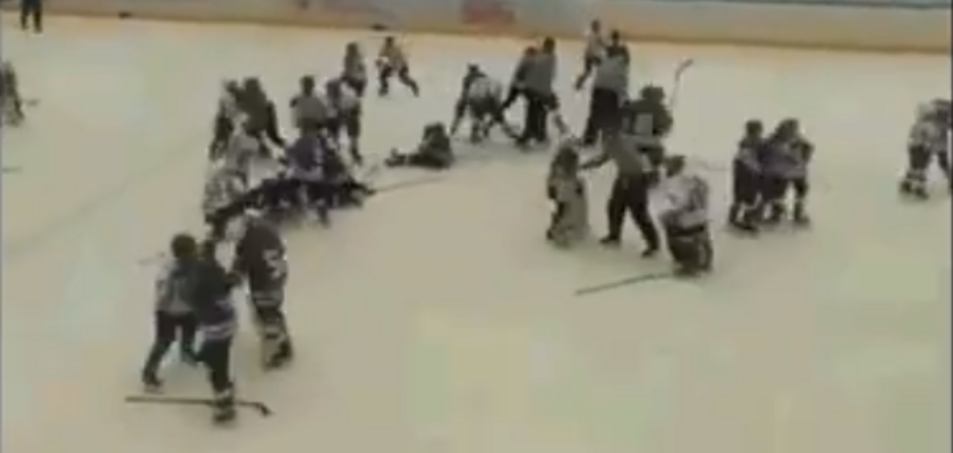 Драка на детском хоккейном матче между 'Ладой' и 'Волгарем'