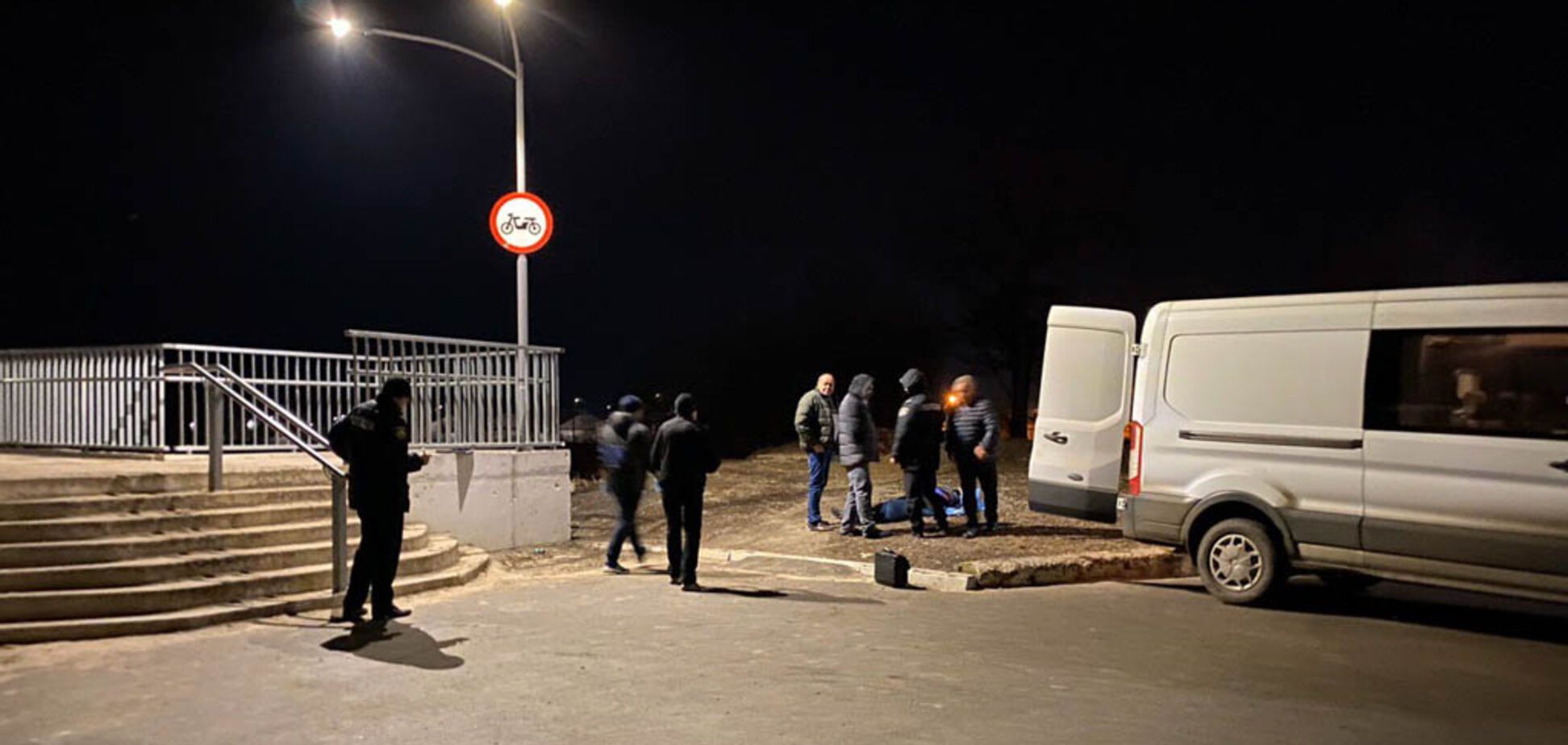 На Дніпропетровщині жінка наклала на себе руки на очах у підлітка. фото 18+