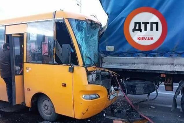В Киеве маршрутка на полном ходу влетела в грузовик