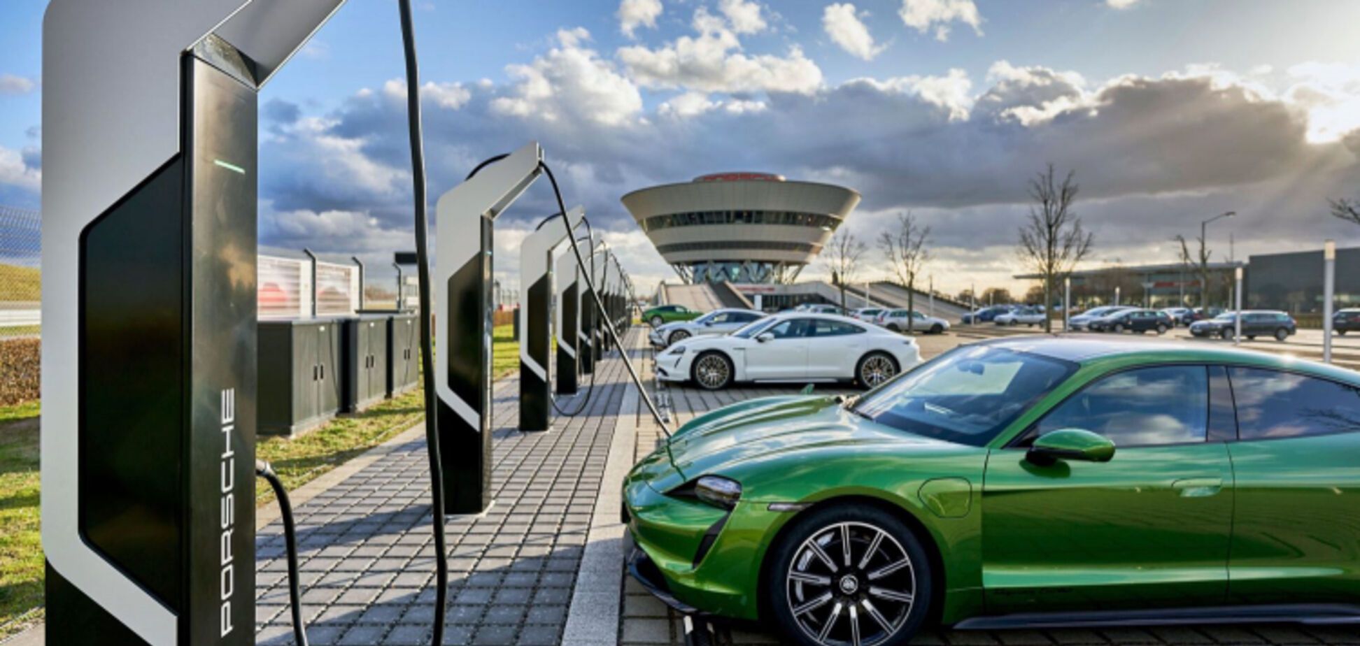 У Німеччині почали безкоштовно заряджати електромобілі
