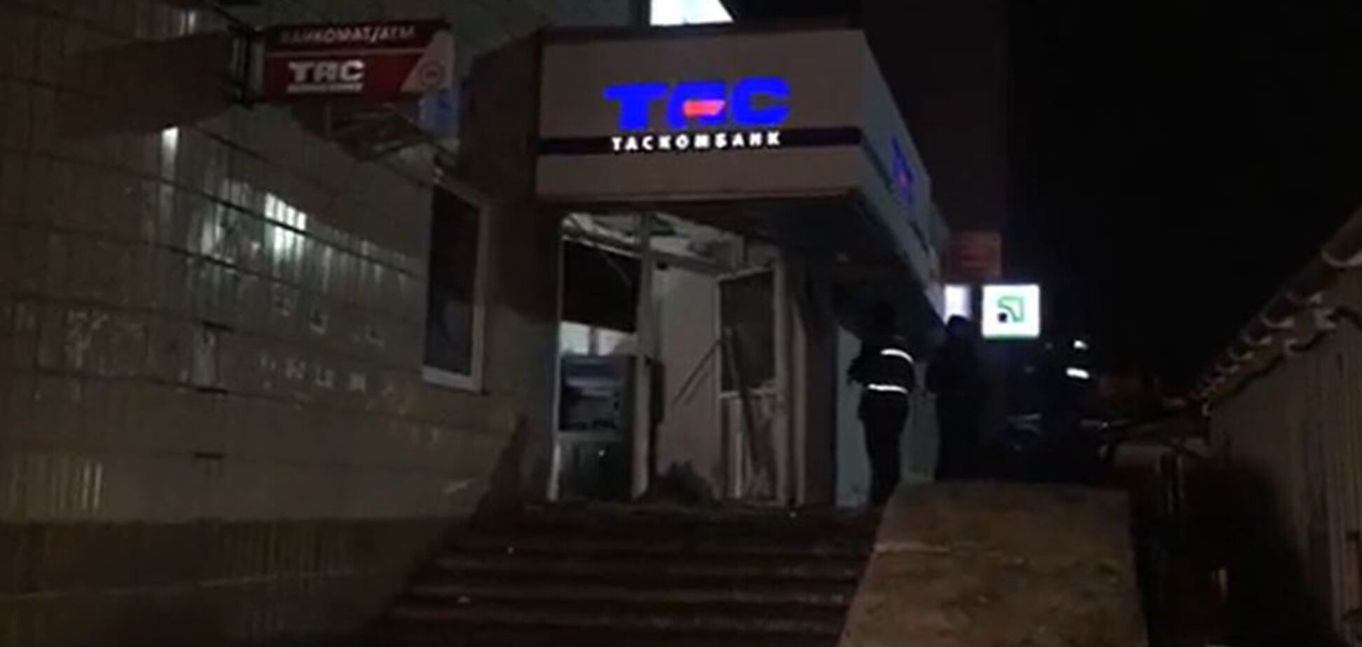 В Киеве взорвали отделение банка. Видео с места ЧП и заявление полиции