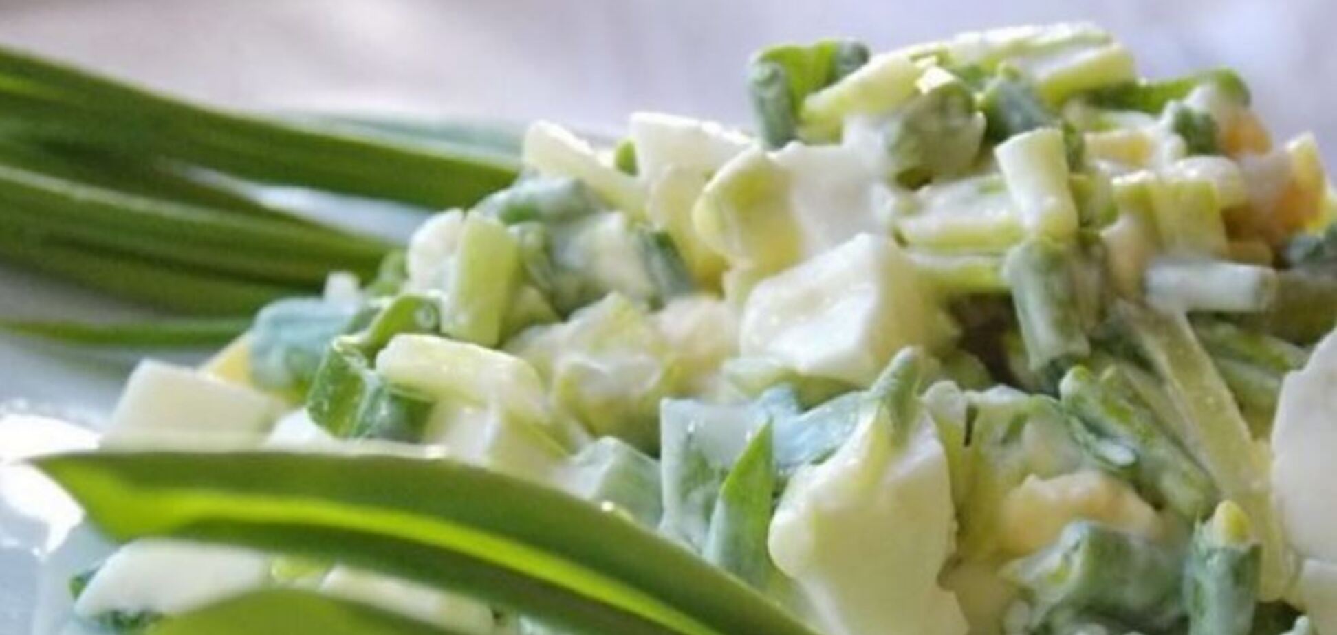 Простой и полезный весенний салат с черемшой