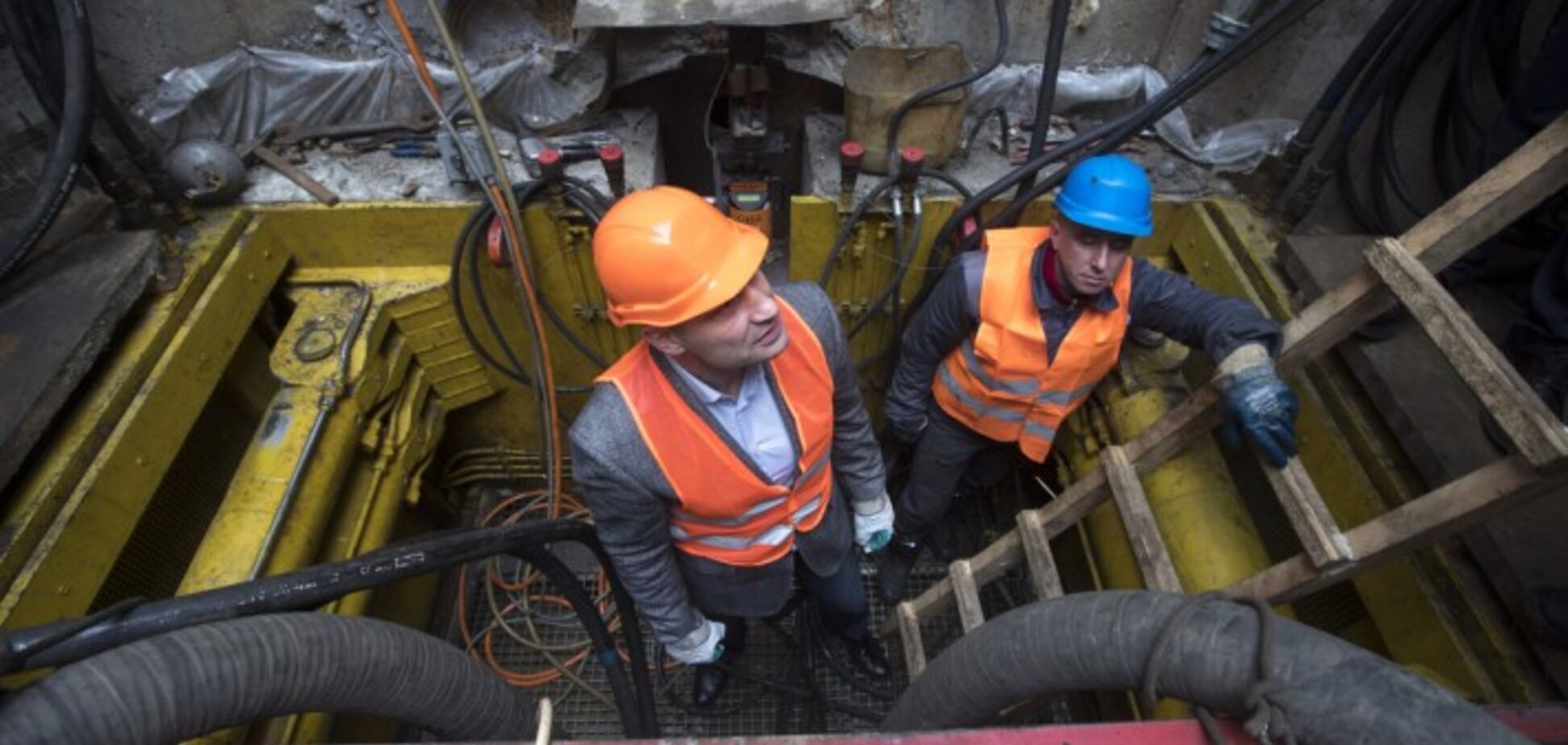 Кличко проверил ремонт коллектора на левом берегу