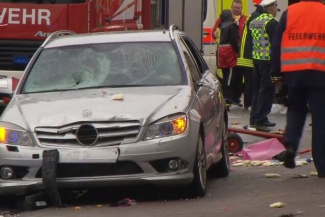 Наїзд на натовп у Німеччині: кількість поранених зросла до 60 осіб, 18 - діти