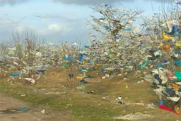 Ураган в Одессе разнес по округе миллионы пакетов с мусоросвалки. Видео