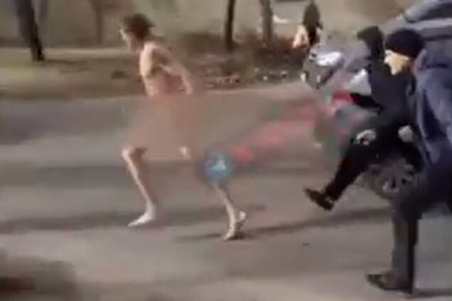 В Одессе неадекват сбежал из психушки и бегал голым по улице