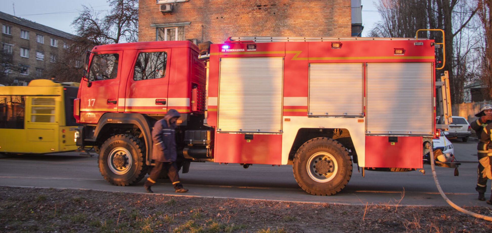 У Києві у палаючому колекторі знайшли три тіла