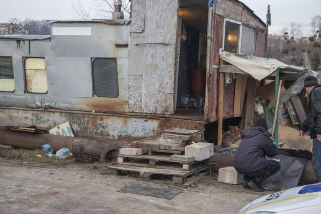 В Киеве мужчину забили до смерти на берегу озера: тело нашли в вагончике