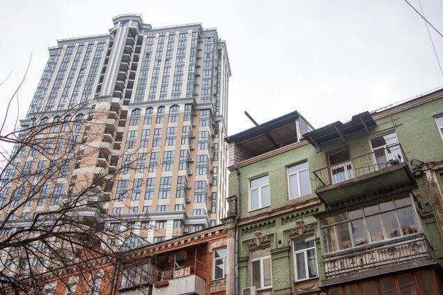 В Киеве начали снос скандальной надстройки на памятнике архитектуры