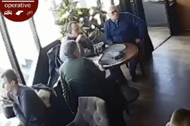 В Киеве в ресторане нагло обокрали мужчину: момент попал на видео