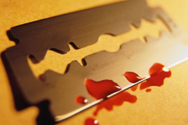 Патрульні врятували чоловіка, який намагався перерізати собі горло