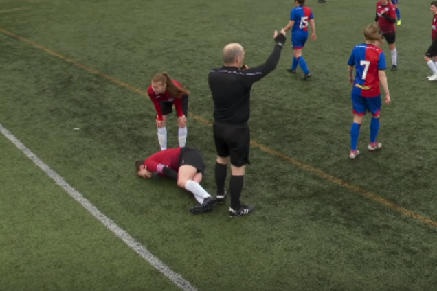 В Шотландии футболистка вывихнула колено и кулаком вправила его назад: опубликовано видео