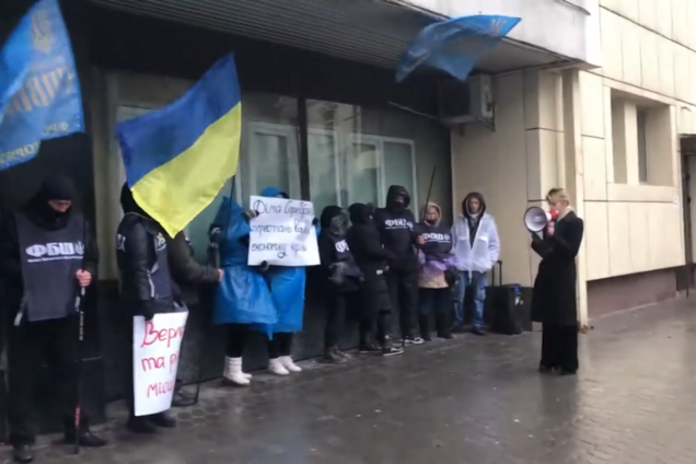 Не знали, де і за що стоять: у Києві під будівлею податкової пройшов дивний мітинг. Відео