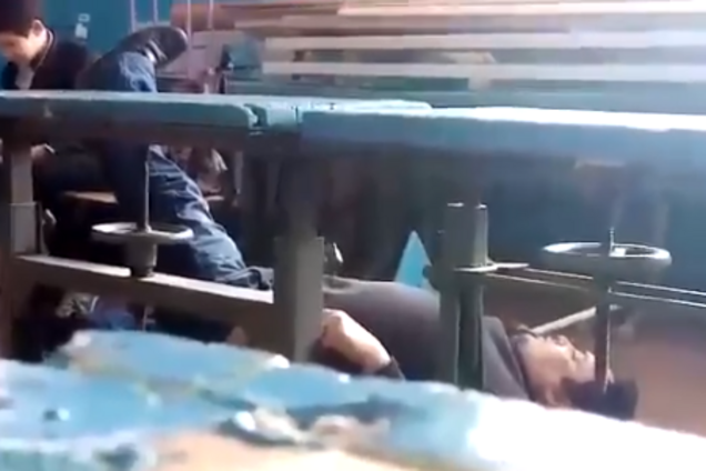 Школьники сняли на видео, как пьяный учитель падает на уроке