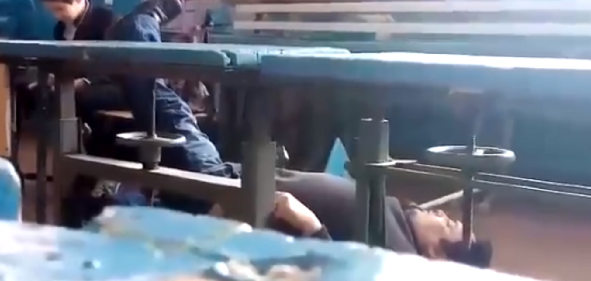 'Умер!' Школьники сняли на видео, как пьяный учитель падает на уроке