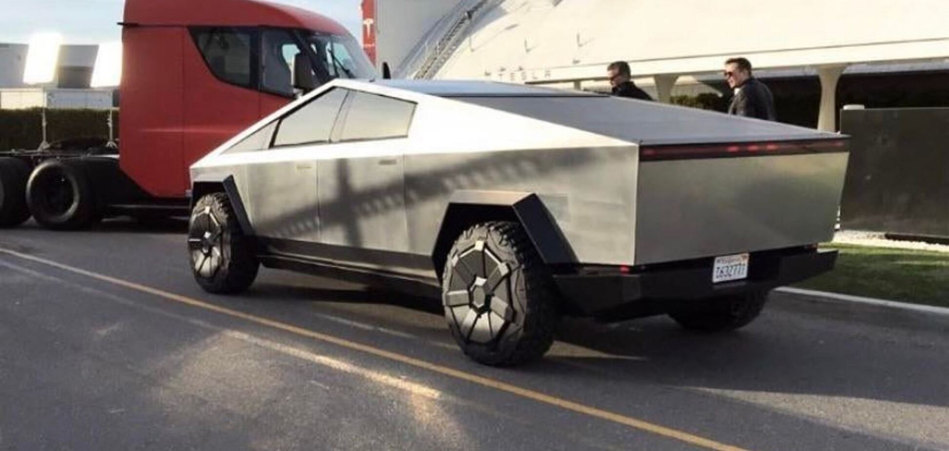 В Киеве заметили электрокар Tesla Cybertruck: в сети появилось фото